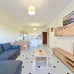 Cv - With Pool And 200 Meters From 아파트